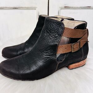 1000ton Cotacahi Ecuador Black Leather Handcrafted Strappy Ankle Boots - Size 7